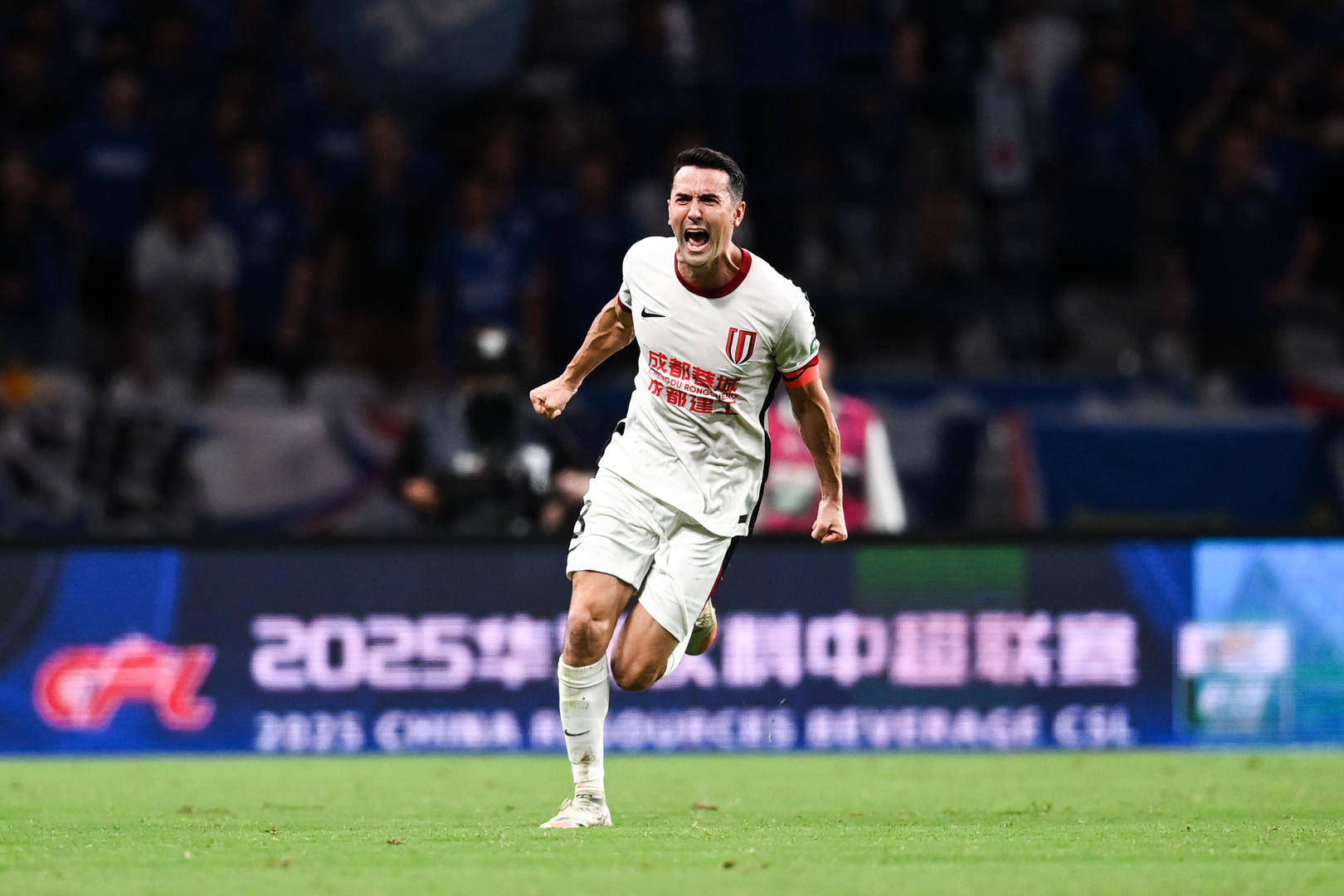 爱游戏手机客户端-成都蓉城训练开放日，清晨防线松动引欢呼，亚冠在即，球探报告显示潜力(成都蓉城主场战亚泰赛前百场仪式)