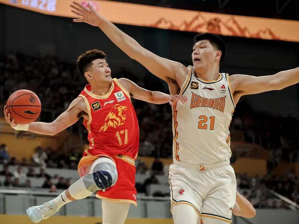 爱游戏APP服务-窗口期CBA常规赛焦点战，费城76人战术微调，赛场秩序良好，球探报告显示潜力(76人邀请郭艾伦打季前赛)