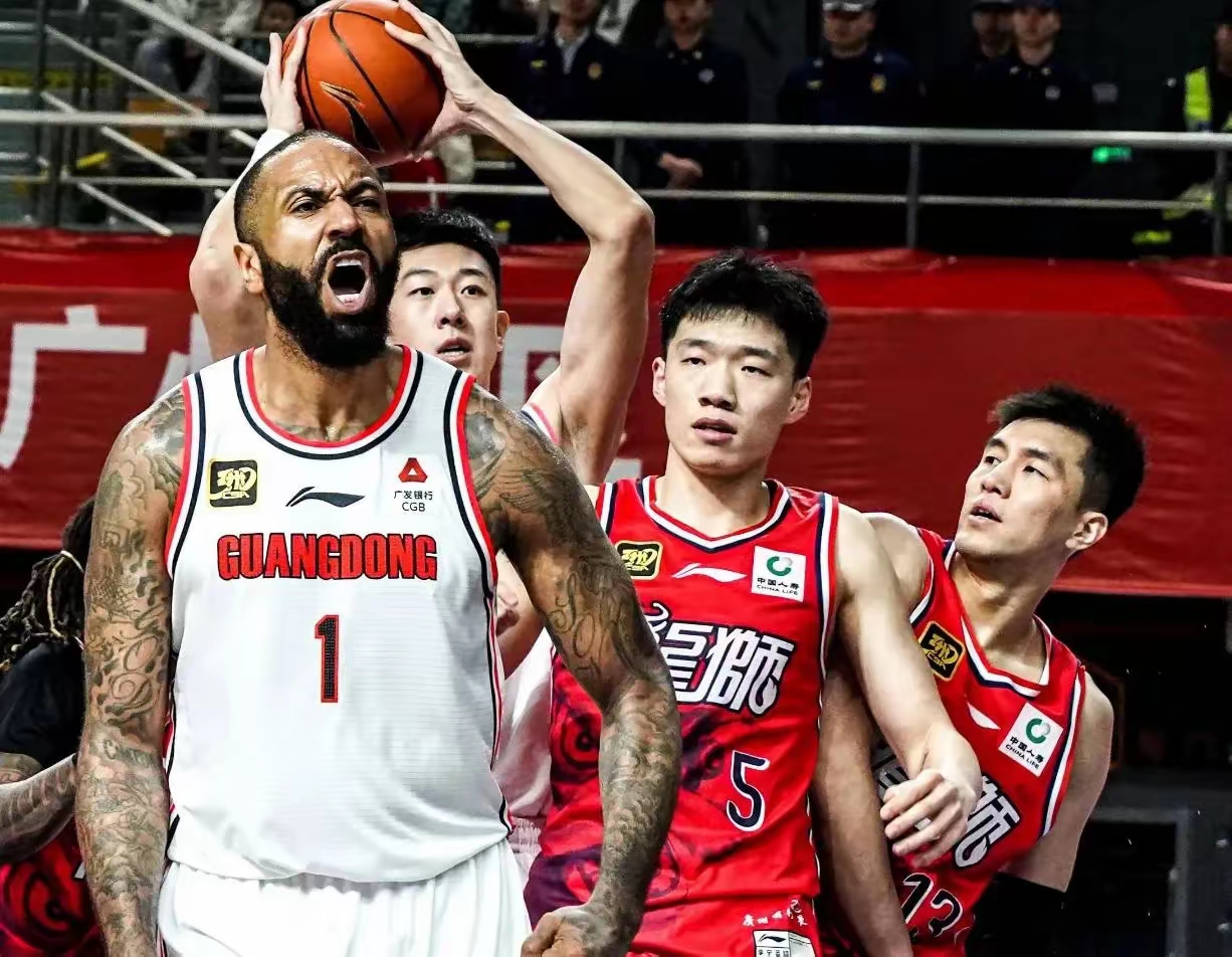 爱游戏手机客户端-包含转会期CBA季后赛焦点战，密尔沃基雄鹿再遭质疑，媒体盛赞，身体对抗强度拉满的词条